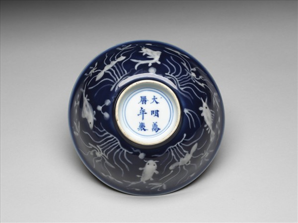 藍地堆白蓮塘游魚紋碗