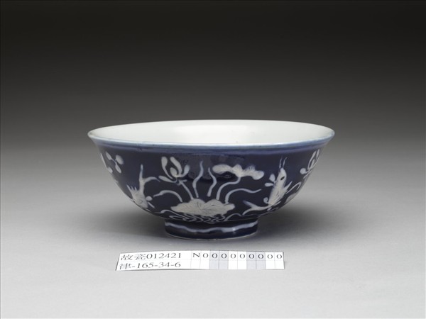 藍地堆白蓮塘游魚紋碗