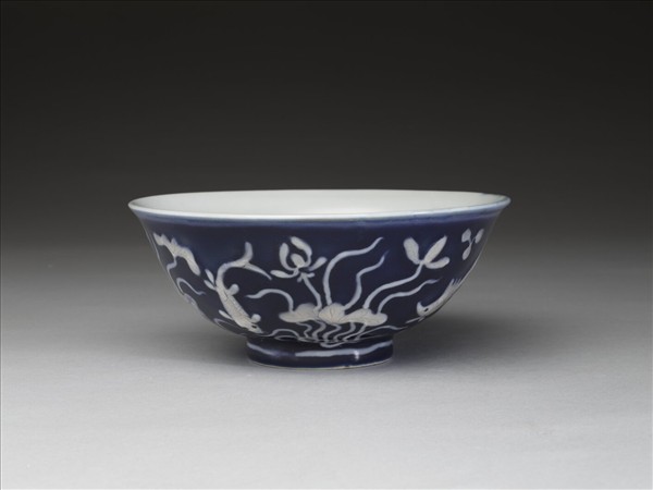 藍地堆白蓮塘游魚紋碗