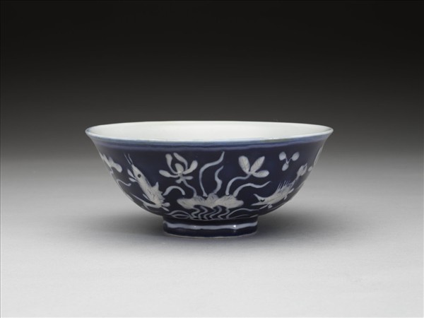 藍地堆白蓮塘游魚紋碗