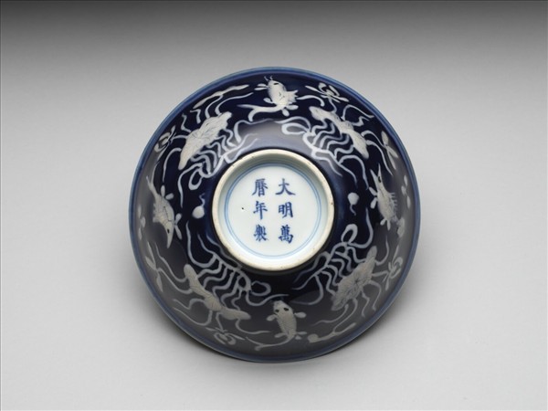 藍地堆白蓮塘游魚紋碗