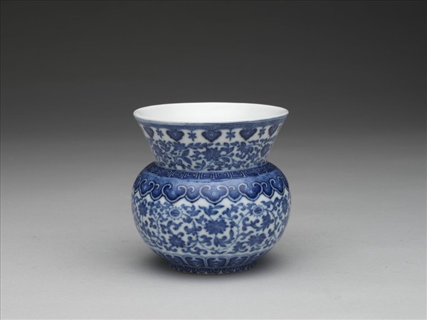 青花纏枝花卉紋渣斗