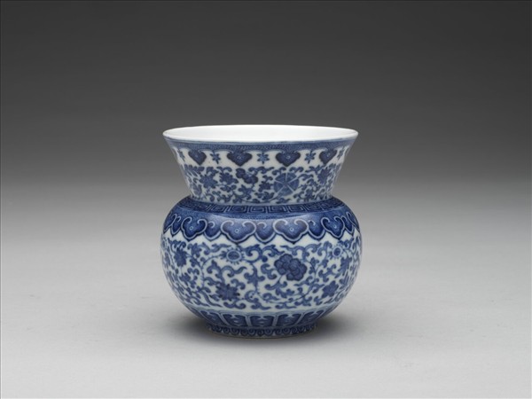 青花纏枝花卉紋渣斗