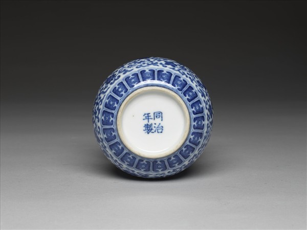 青花纏枝花卉紋渣斗