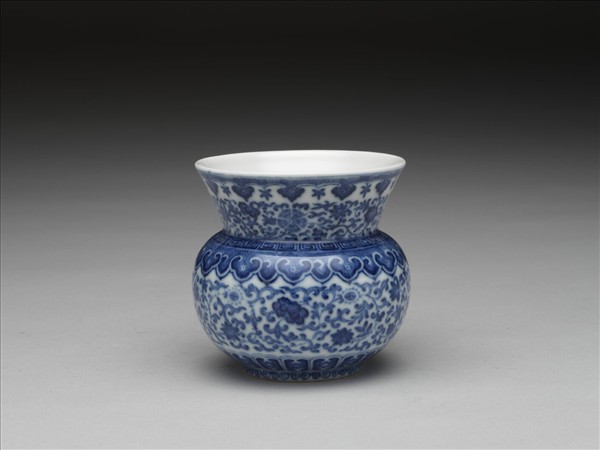 青花纏枝花卉紋渣斗