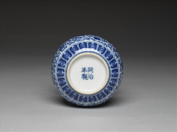 青花纏枝花卉紋渣斗