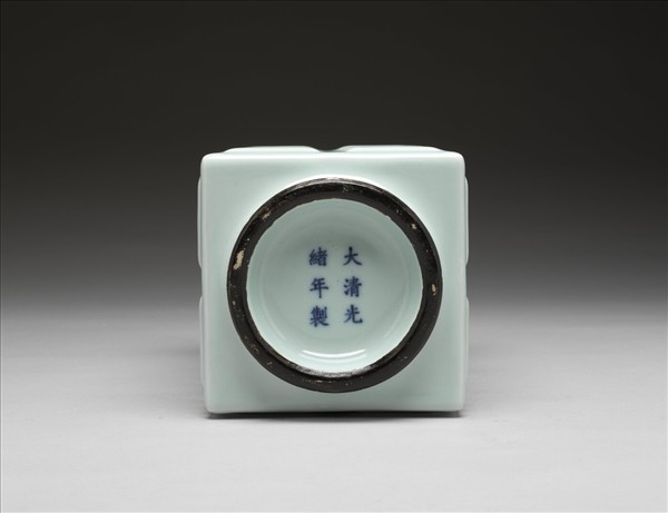 青瓷八卦紋琮式瓶