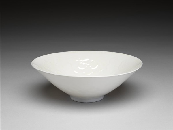 白瓷拱花花卉紋葵口碗