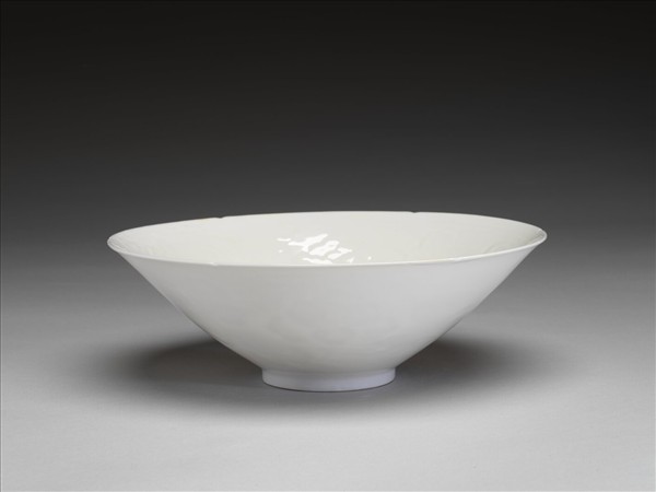 白瓷拱花花卉紋葵口碗