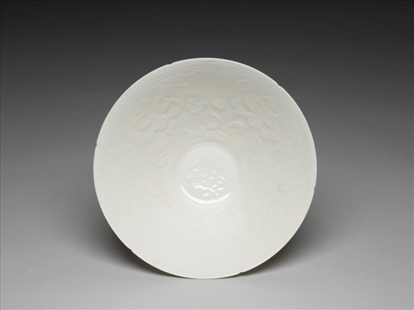 白瓷拱花花卉紋葵口碗