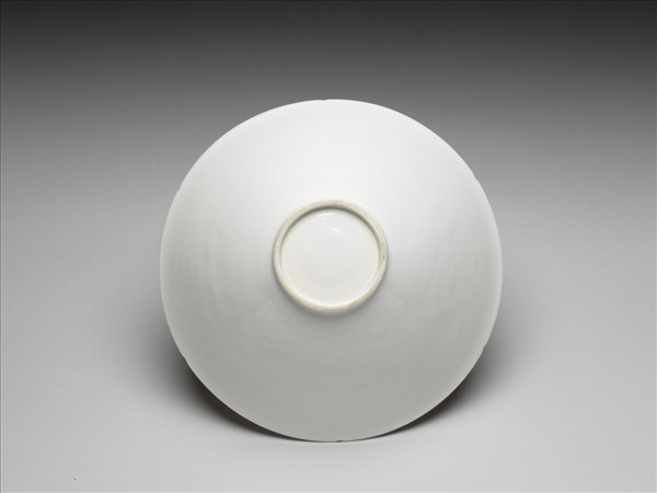 白瓷拱花花卉紋葵口碗