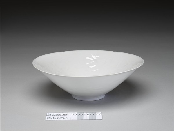 白瓷拱花花卉紋葵口碗