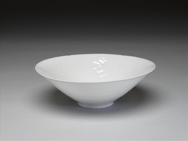 白瓷拱花花卉紋葵口碗