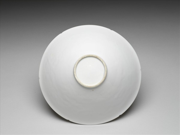 白瓷拱花花卉紋葵口碗