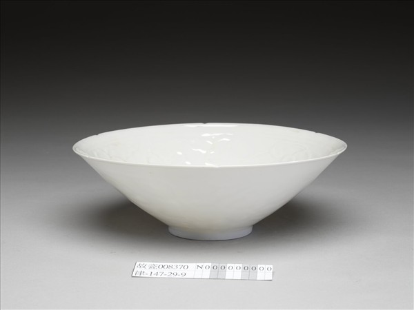 白瓷拱花花卉紋葵口碗