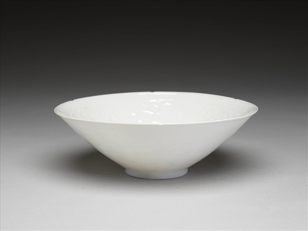 白瓷拱花花卉紋葵口碗