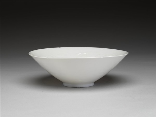 白瓷拱花花卉紋葵口碗