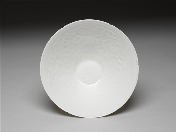 白瓷拱花花卉紋葵口碗