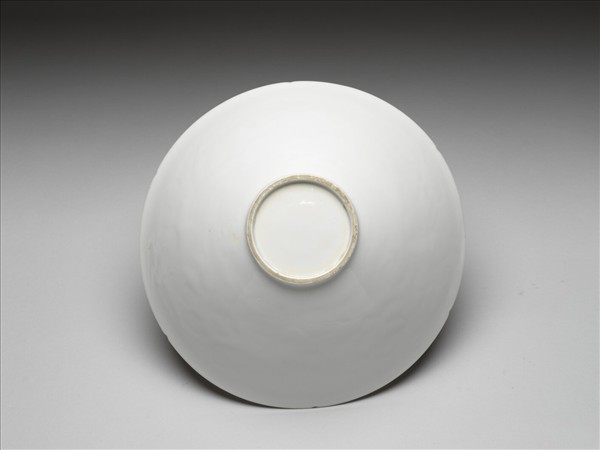 白瓷拱花花卉紋葵口碗