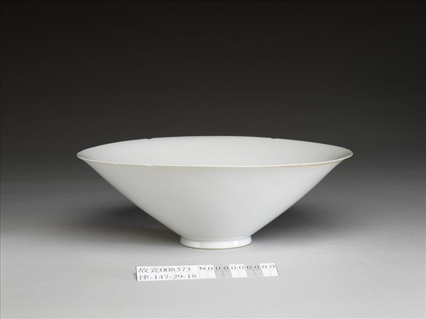 白瓷暗花雙龍戲珠紋葵口碗