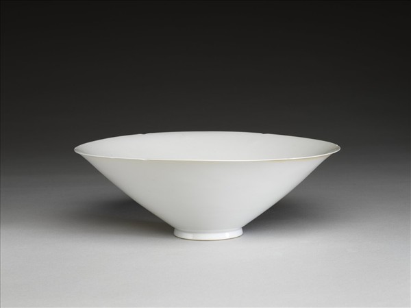 白瓷暗花雙龍戲珠紋葵口碗