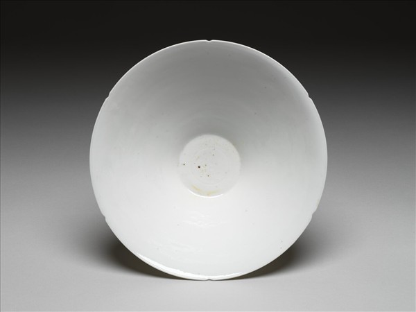 白瓷暗花雙龍戲珠紋葵口碗