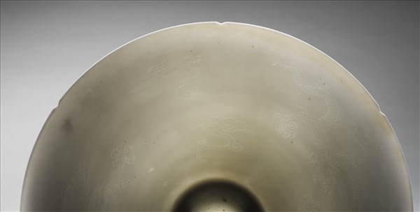 白瓷暗花雙龍戲珠紋葵口碗