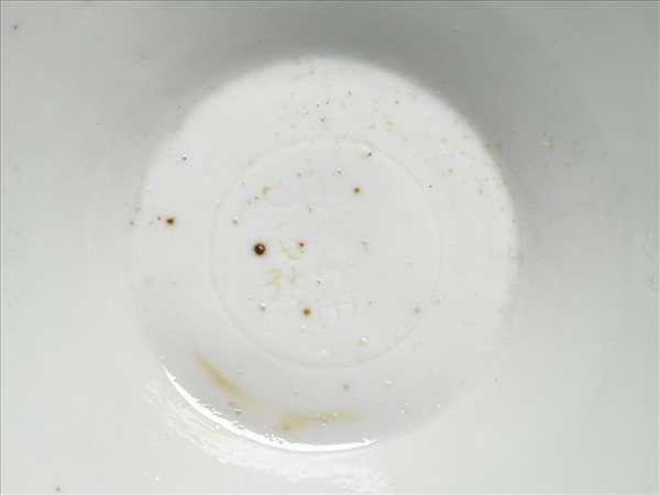 白瓷暗花雙龍戲珠紋葵口碗