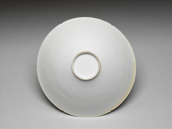 白瓷暗花雙龍戲珠紋葵口碗