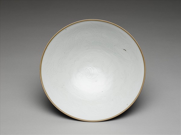 霽青釉白裡雙龍戲珠紋碗