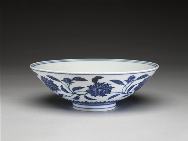 青花纏枝番蓮紋碗