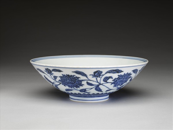 青花纏枝番蓮紋碗