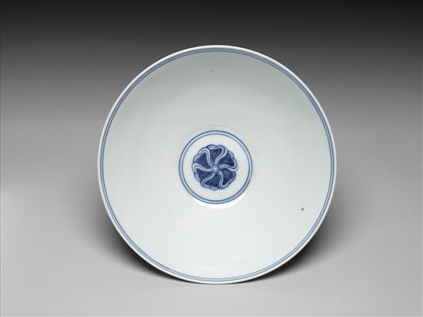 青花纏枝番蓮紋碗