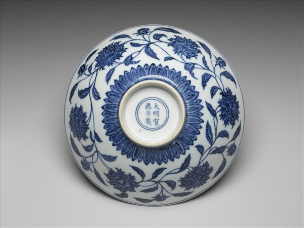 青花纏枝番蓮紋碗