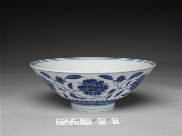 青花纏枝番蓮紋碗