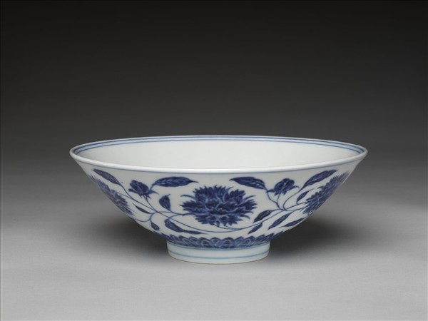青花纏枝番蓮紋碗