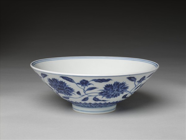 青花纏枝番蓮紋碗