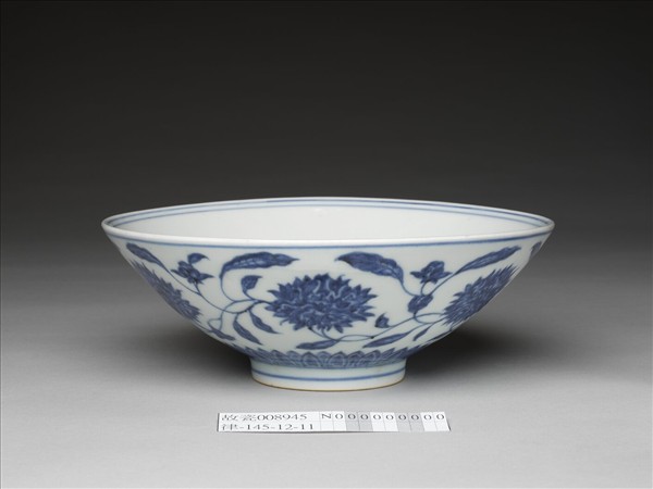 青花纏枝番蓮紋碗