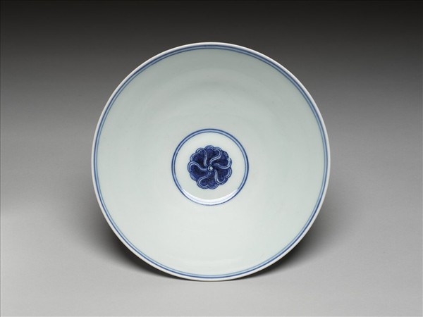 青花纏枝番蓮紋碗