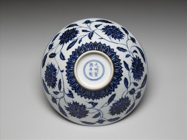 青花纏枝番蓮紋碗