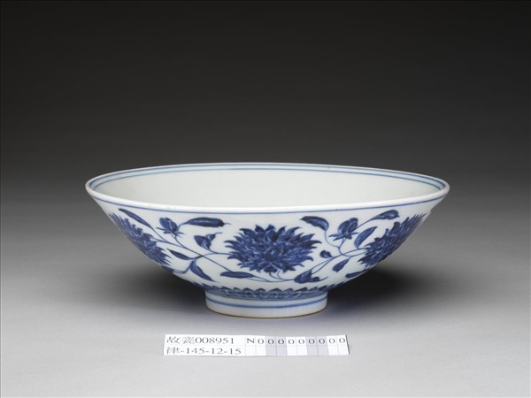 青花纏枝番蓮紋碗