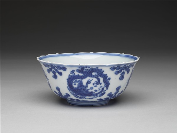 青花團龍紋菱花茶鍾