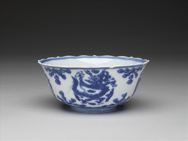 青花團龍紋菱花茶鍾