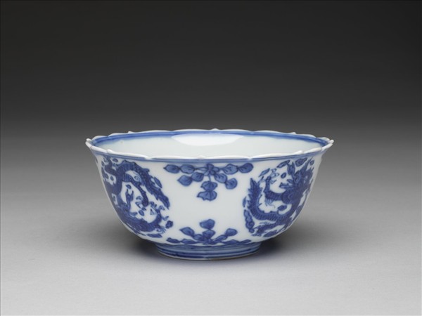 青花團龍紋菱花茶鍾