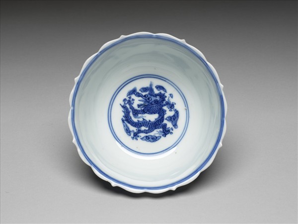 青花團龍紋菱花茶鍾