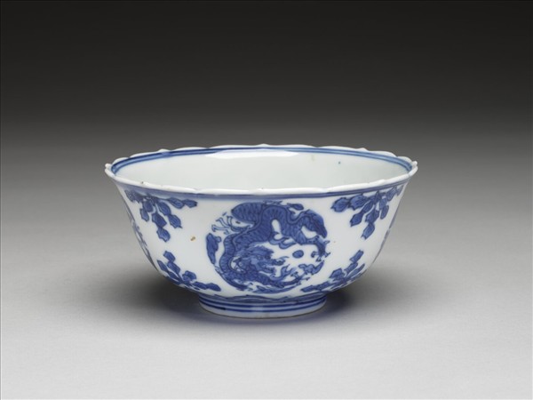 青花團龍紋菱花茶鍾