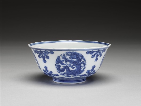 青花團龍紋菱花茶鍾