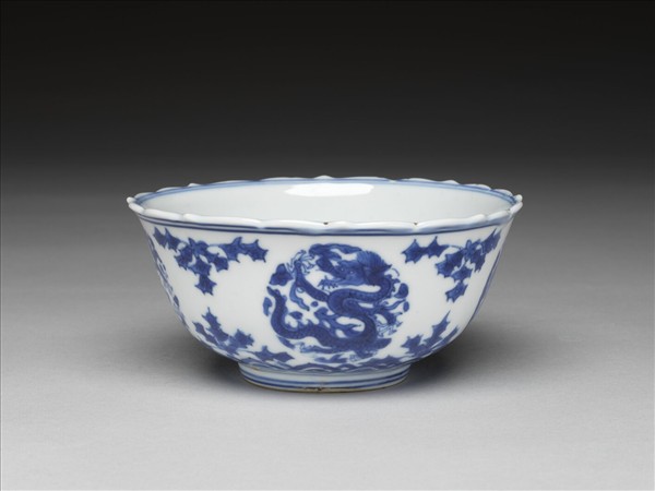 青花團龍紋菱花茶鍾