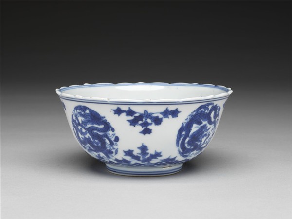 青花團龍紋菱花茶鍾