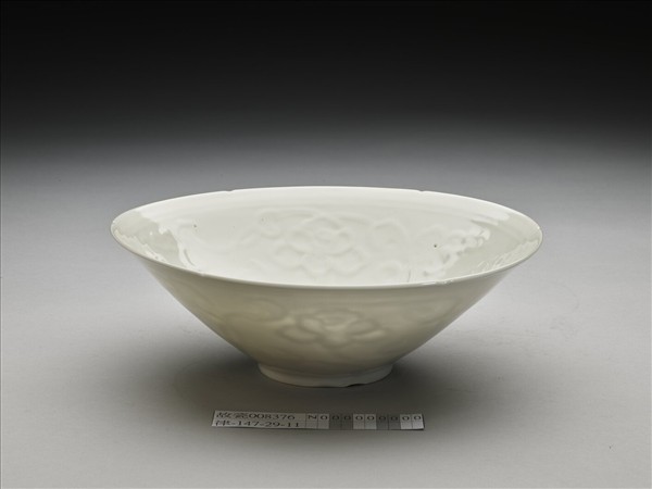 白瓷拱花花卉紋葵口碗